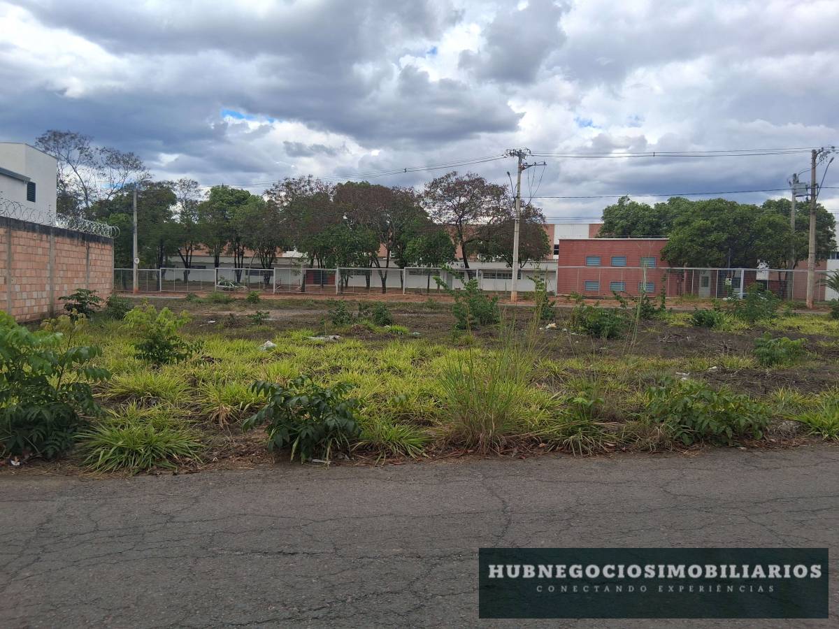 TERRENO À VENDA – 450 m² | 3 FRENTES